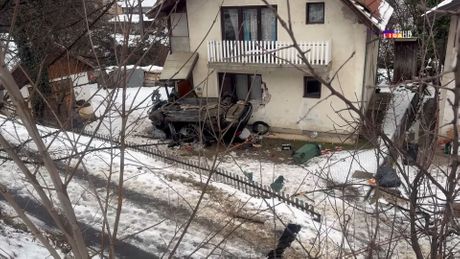 Automobil sleteo niz obalu i udario u kuću