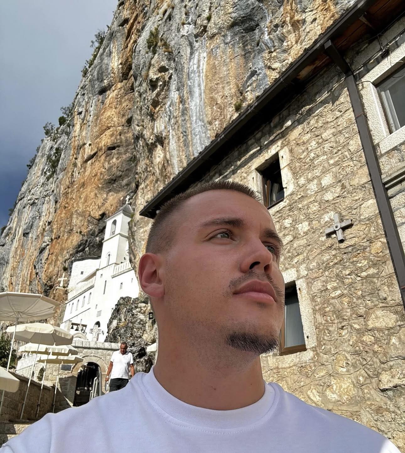 Zadrugar pevao na sahranama i tako zarađivao, izneo šok tvrdnje: "Dnevnica je 40 evra i porodica te časti"