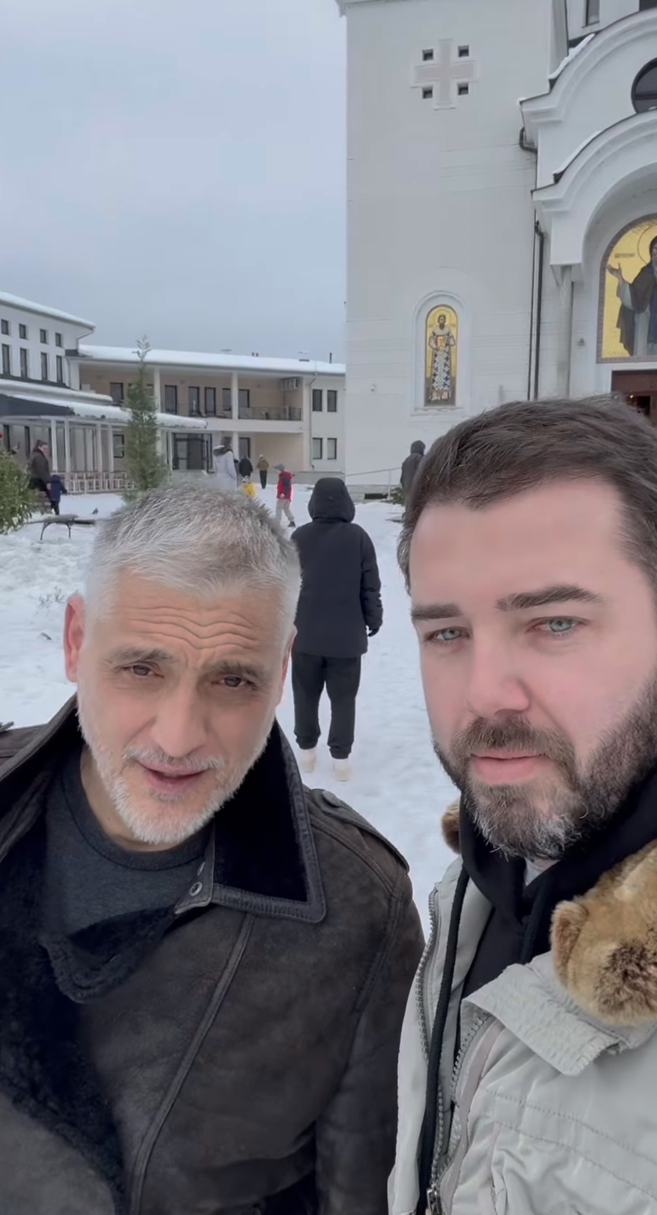 Ognjen Amidžić otišao u stan kod Čede Jovanovića: Voditelja ispred zgrade sačekao Kos, evo ko je bio s njim