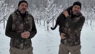 Nenad Jezdić čestitao Božić, recitovao stihove Jovana Dučića, a mačka koja mu je prišla je ulepšala snimak
