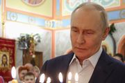 Pogledajte s kim je Putin dočekao Božić: Tradicionalno zapalio sveću u crkvi, pa ovo poručio na praznik