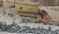 Lekari Hitne pomoći čiste sneg da bi došli do pacijenata, građani besni! Nestvaran snimak iz Hrvatske