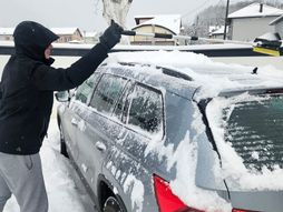 auto prekriven snegom, čišćenje, sneg