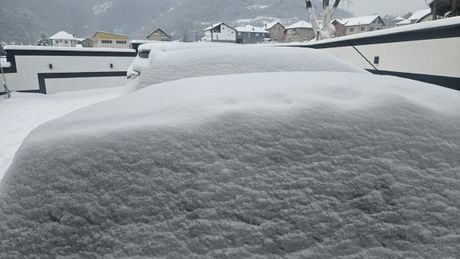 auto prekriven snegom, čišćenje, sneg