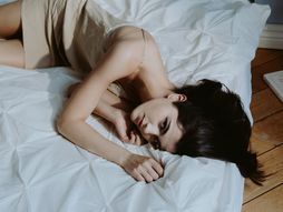 knjiga, žena, ležanje, krevet