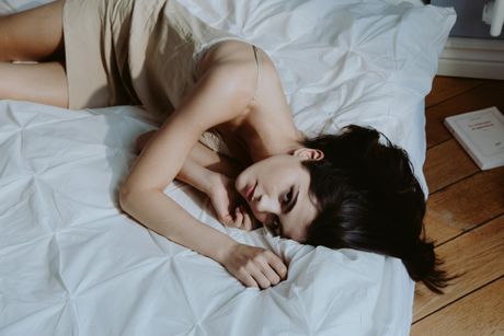 knjiga, žena, ležanje, krevet