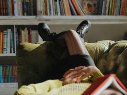 knjiga, žena, ležanje