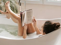 knjiga, žena, ležanje, kada