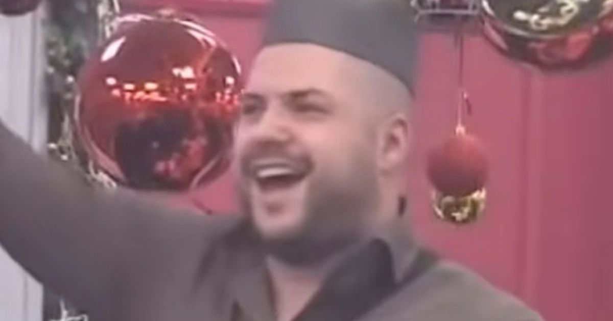 Asmin Durdžić stavio šajkaču na glavu, pa iz sveg glasa pevao "Đurđevdan"! Na mrežama haos, žestoko ga napali