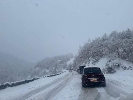 Sneg, saobraćaj, sneg na putu, šlepanje, zaglavljeni u snegu