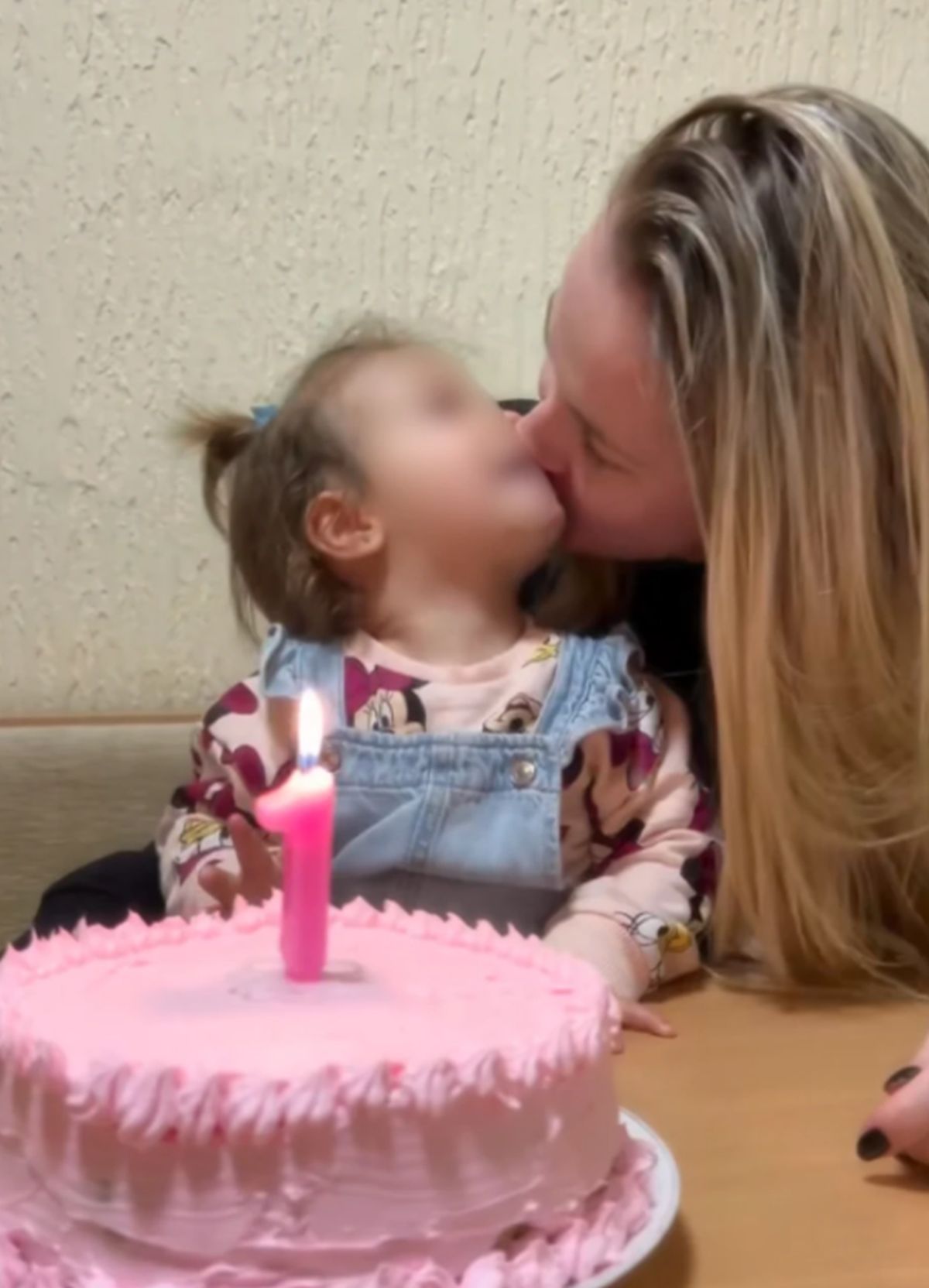 Milica proslavila ćerki rođendan: Dok Terza roni suze u Eliti, ona uživa sa ćerkicom, pred njima roze torta