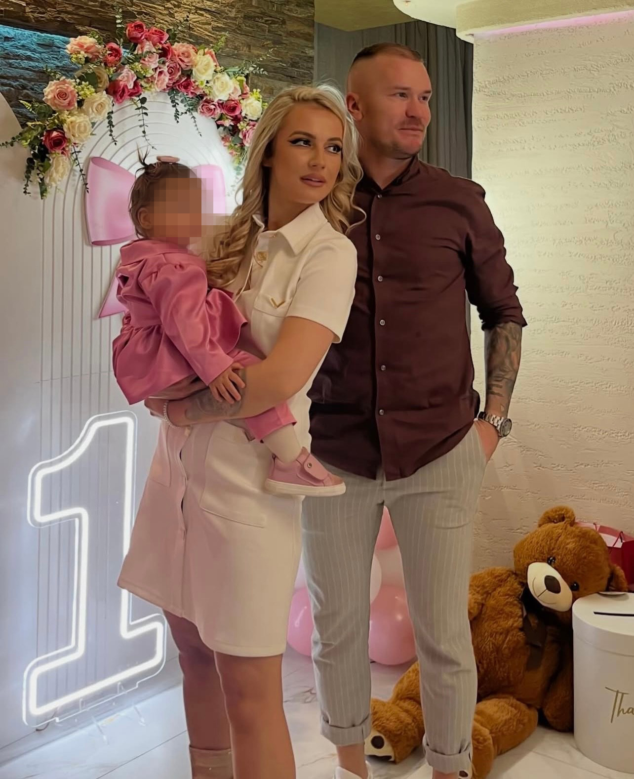 Isplivale slike sa proslave: Pored Milice je OVAJ muškarac, za malu Barbaru dve torte i maskota jednoroga