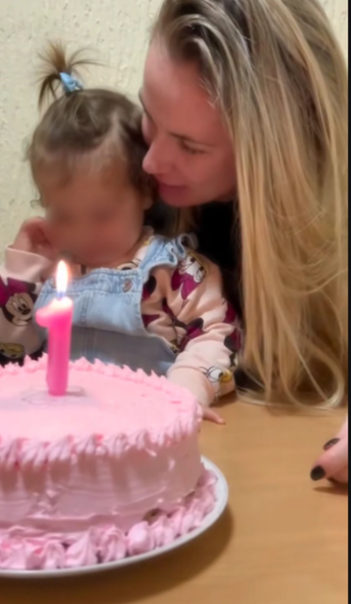 Milica proslavila ćerki rođendan: Dok Terza roni suze u Eliti, ona uživa sa ćerkicom, pred njima roze torta