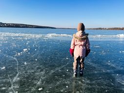 Led, dete, zaleđeno jezero