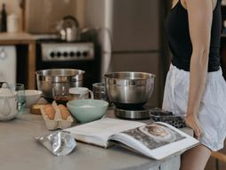 žena, jaja, kuhinja,