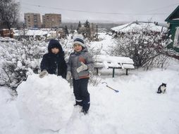 deca, sneg, igra, igranje, napolju, raspust, grudvanje, sankanje