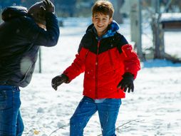 deca, sneg, igra, igranje, napolju, raspust, grudvanje, sankanje