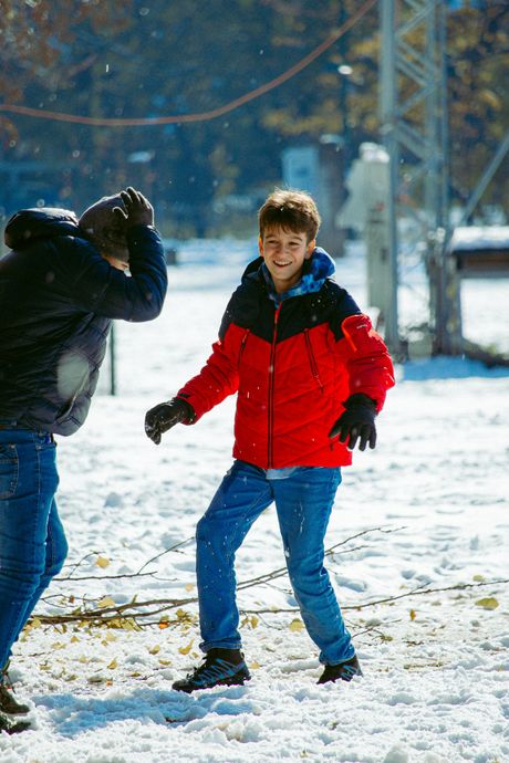 deca, sneg, igra, igranje, napolju, raspust, grudvanje, sankanje