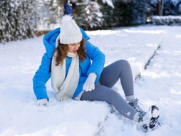 Sneg devojka pad povreda