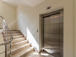 Zgrada, lift, stepenice