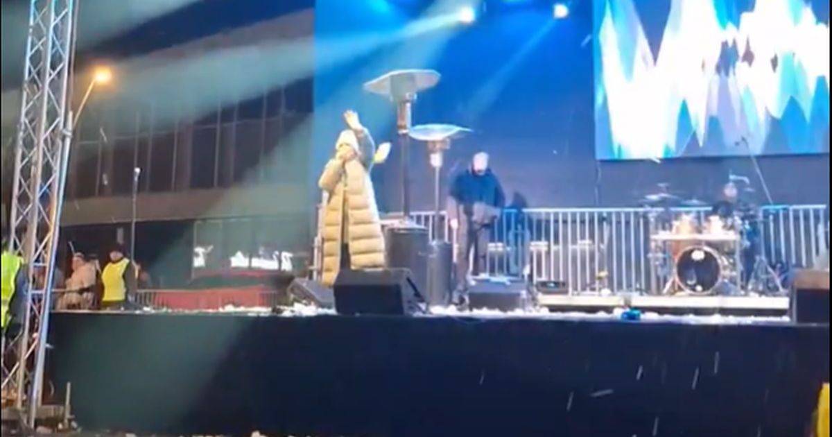 "Sram vas bilo, imate li majke?" Incident na koncertu Ane Bekute u Čačku, gađali je grudvama, ona sišla s bine
