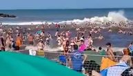 Jezivi snimak "meteo cunamija" koji je potopio plažu: Talas visine 9 metara poklopio ljude, ima mrtvih