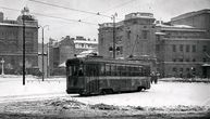 Ovo nije romantična slika starog Beograda: Šta vidite na tramvaju kod pozorišta? Jedan detalj otkriva užas