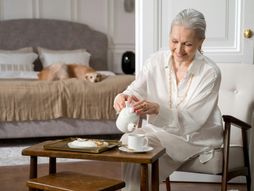 žena, starija žena, čaj, dom, spavaća soba, odmor