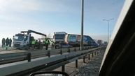 Prvi snimak stravičnog lančanog sudara na Pupinovom mostu: Sudarili se kamioni, šleper i automobil!