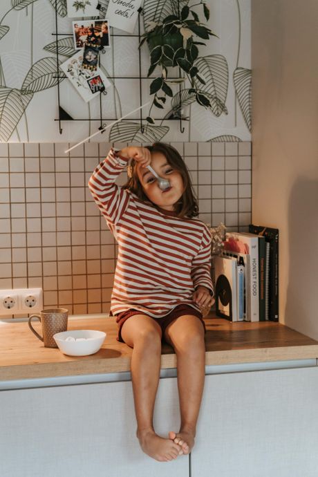 dete, devojčica, bosa, igra, dom, kuhinja