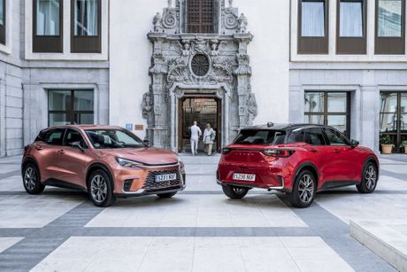 Tojota Toyota Yaris Cross lexus lbx