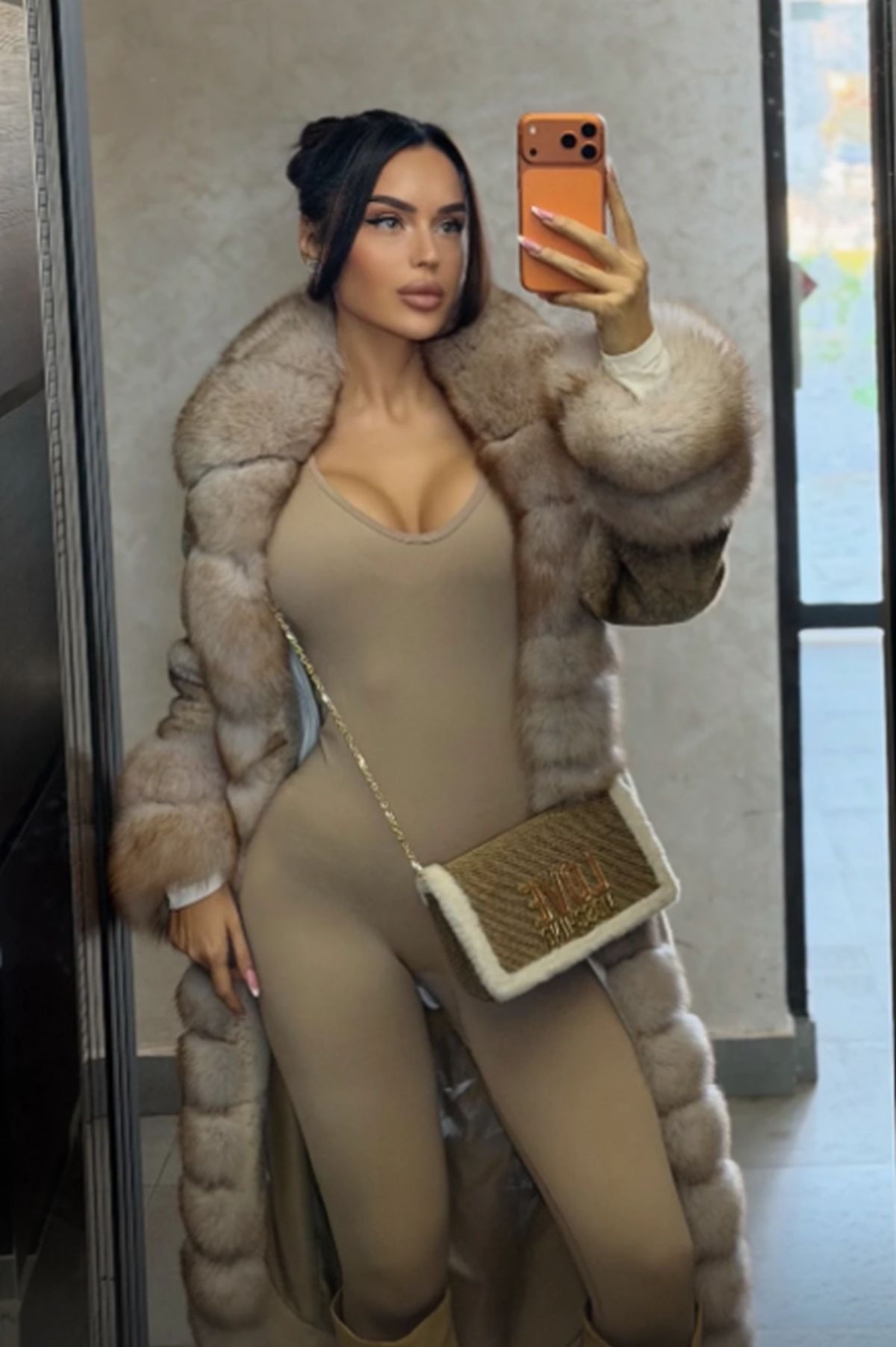 Davidova žena izazvala haos u tržnom centru! Zbog Tamare su se svi okretali: Pucaju obline u uskom kombinezonu