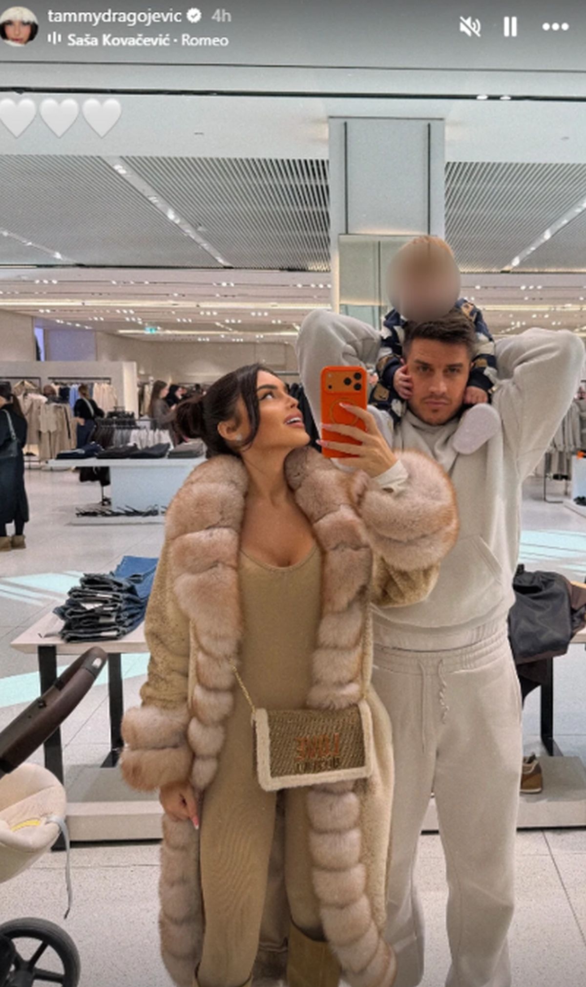 Davidova žena izazvala haos u tržnom centru! Zbog Tamare su se svi okretali: Pucaju obline u uskom kombinezonu