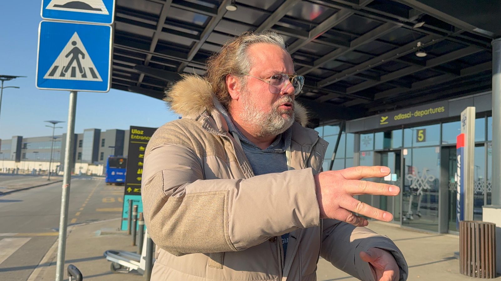 Željko Šašić pravio haos na aerodromu, dobacivao novinarima, pa krenuo da se plazi i uvrće: Ljudi u šoku