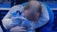 Najlepša slika dana: Dušan Mandić u zagrljaju ćerke posle pobede, imala je njegovu kapicu na glavi