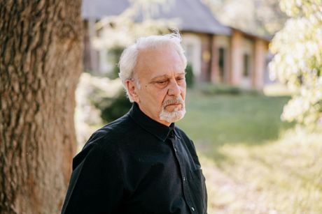 stariji čovek, plač, suze, tuga