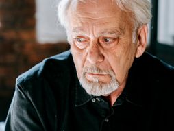 stariji čovek, plač, suze, tuga