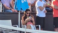 Misteriozna lepotica sedela blizu Đokovića i gledala njegov trening na AO, brineta je u vezi sa Srbinom