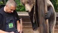 Petar sa Ozrena uživa u društvu ogromnih zveri: Fotografije govore više od reči, posećuju ih sa svih strana