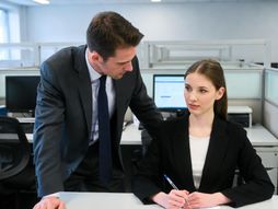 Uznemiravanje posao šef radnica