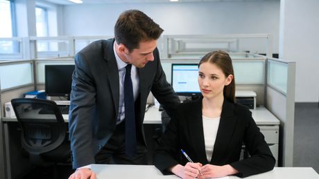 Uznemiravanje posao šef radnica