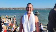 Daniel je prvi Amerikanac koji je plivao za Časni krst! Hrabro skočio u Zemunu, hladnoća mu ništa nije mogla
