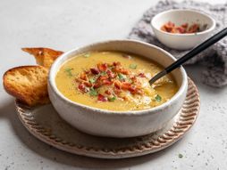 Čorba od sočiva i graška sa slaninom i svinjskim rebrima