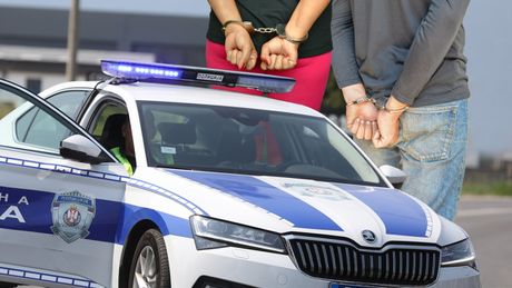 Hapšenje, policija, hapšenje, tinejdžer, mladić, žena