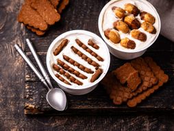 Japanski jogurt čizkejk sa kolačićima i biskvitom