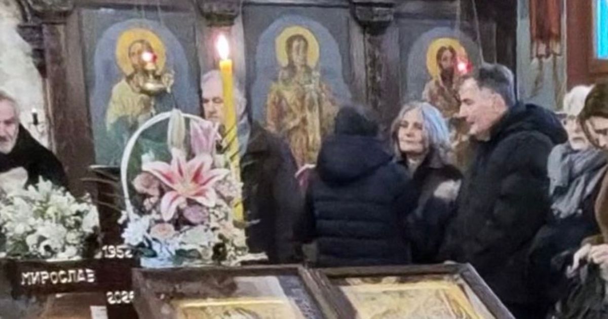 Sahrana Miroslava Mike Aleksića: Uplakana žena prima saučešća, a pogledajte šta piše na umrlici