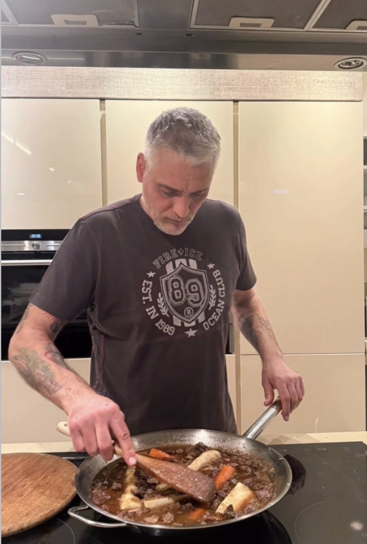 Ognjen Amidžić otišao u stan kod Čede Jovanovića: Voditelja ispred zgrade sačekao Kos, evo ko je bio s njim