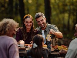 Porodica, priroda, piknik, šuma, roditelji, muž, žena, dete, baka i deka