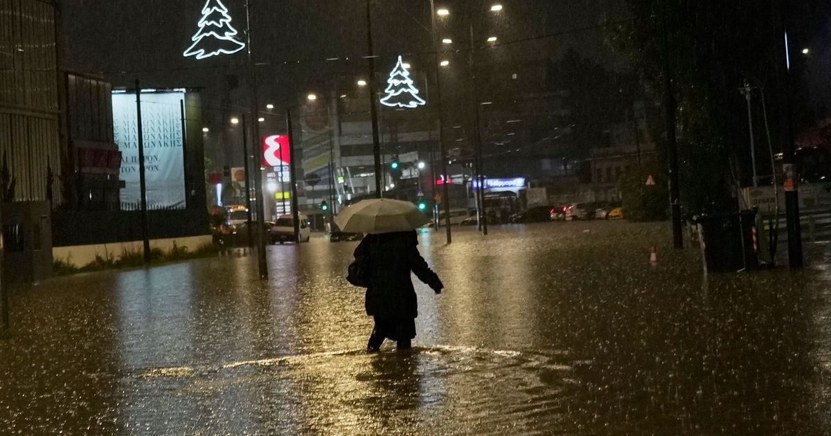 Blatnjava bujica nosi ljude u Atini, ima mrtvih: Snažno nevreme izazvalo haos u Grčkoj