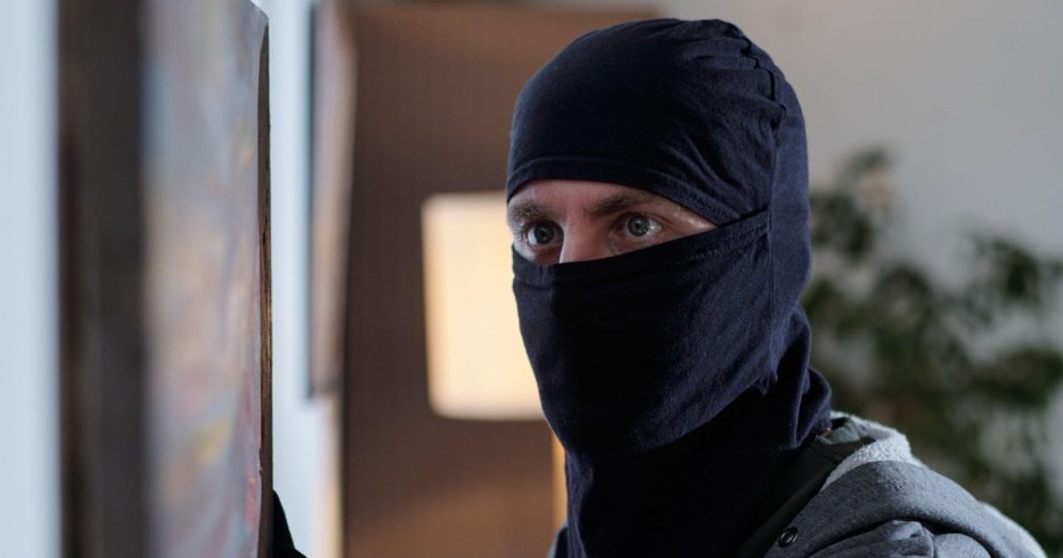 Italian watched as a thief from Bosnia and Herzegovina entered his house and then trapped him!